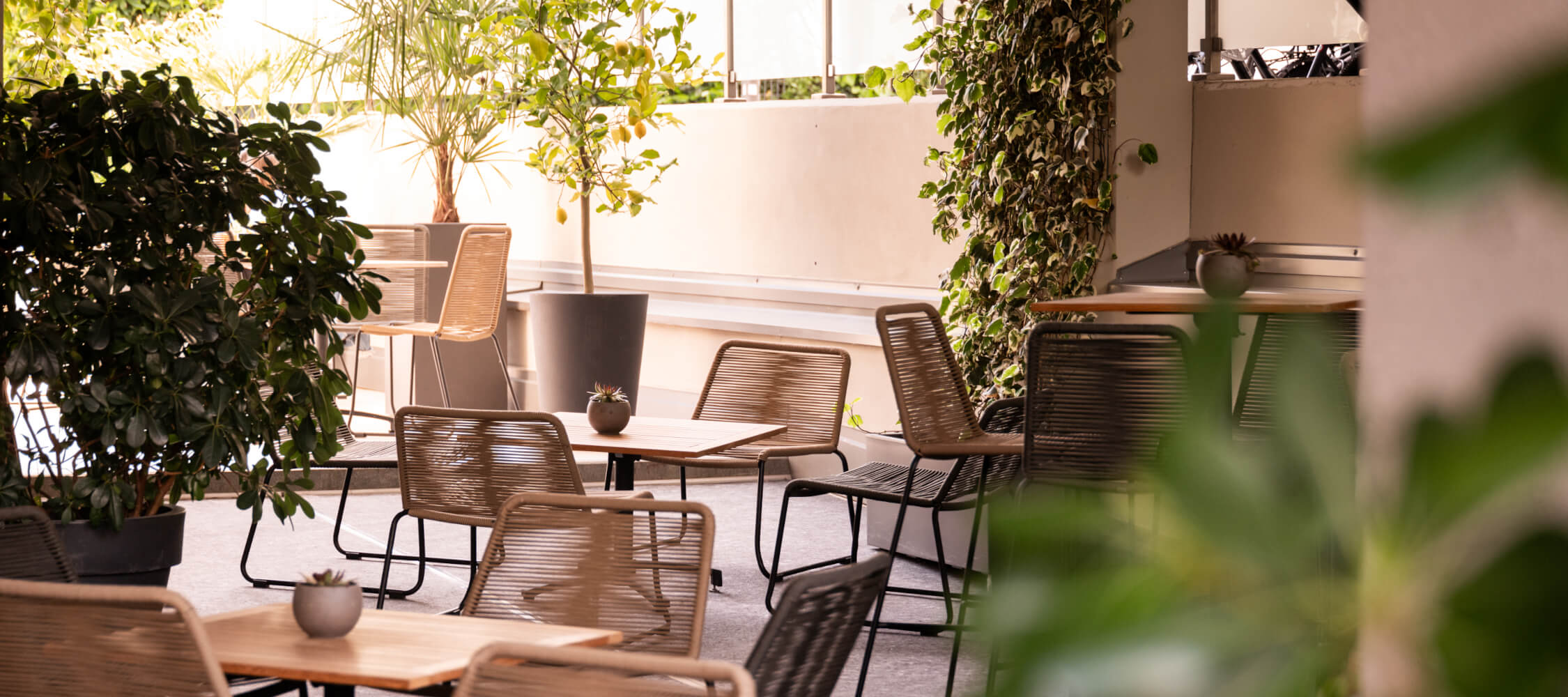 City_Hotel_Merano_Aussen_Terrasse_Raucherbereich_Loggia_Bar_BeatricePilotto_L1410253_2_2250x1000