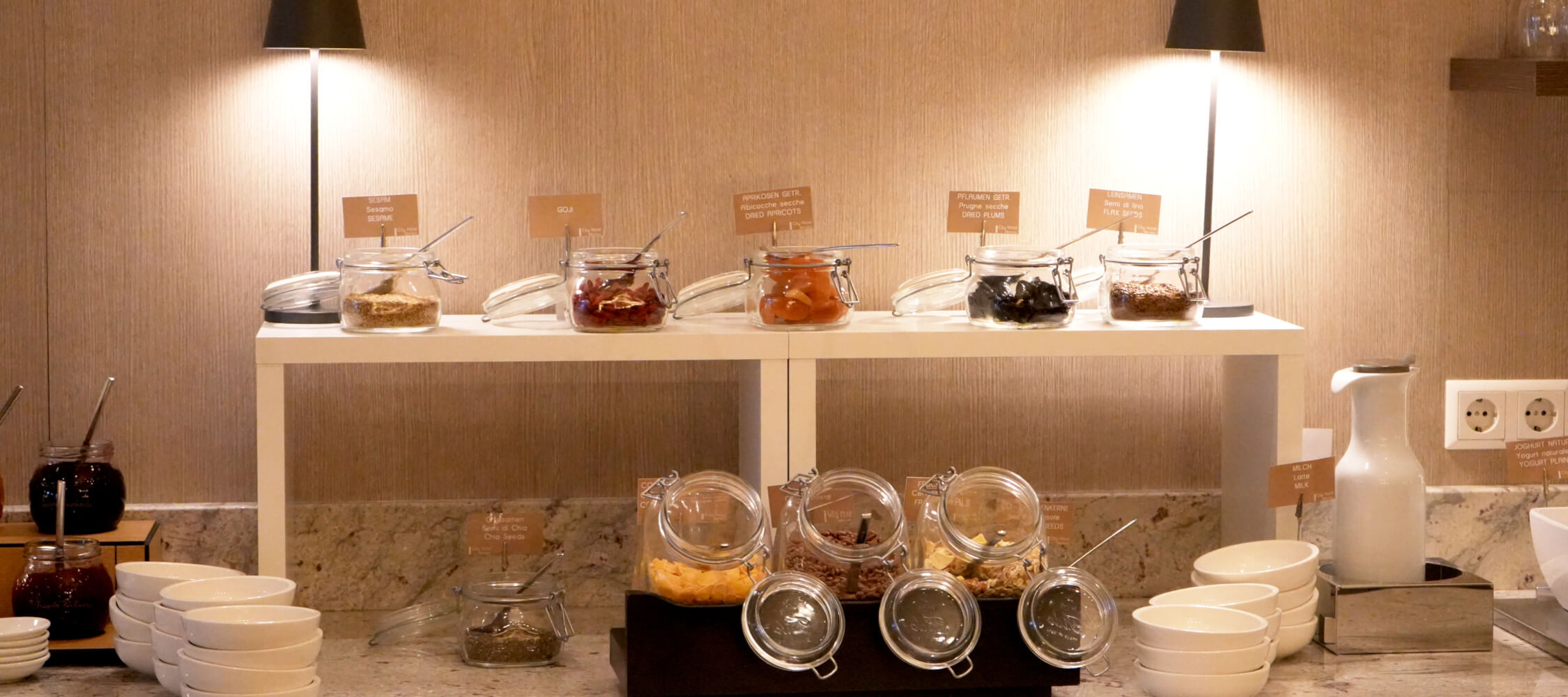 City_Hotel_Merano_Restaurant_City_Fruehstuecksbuffet_Muesli_KarinThieltges_DSC08478_2250x1000