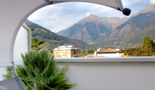 City Hotel Meran, Panorama Suite, große private Dachterrasse (15-45 m²) möbliert mit Sonnenschirm, Liegen und Sitzecke. Herrlicher Panoramablick auf Merans Berge und die Altstadt. Genießen Sie Ruhe und Privatsphäre im 5.Stock. ©Anguane