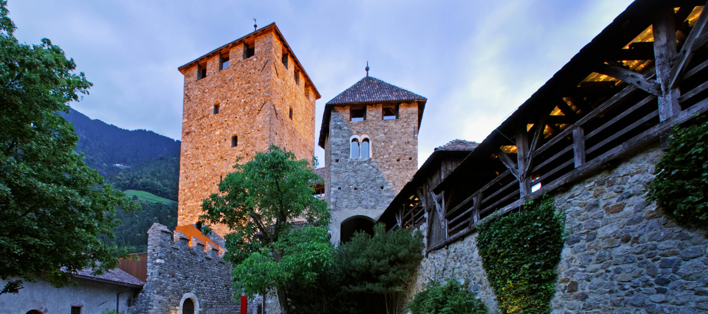 Italien-Trentino_Suedtirol_Alto_Adige_Merano_Meran_Besichtigen_Kultur_Museum_Schloss_Tirol_Event_Convention_MGM-Frieder-Blickle_mgm00148frbl_2250x1000