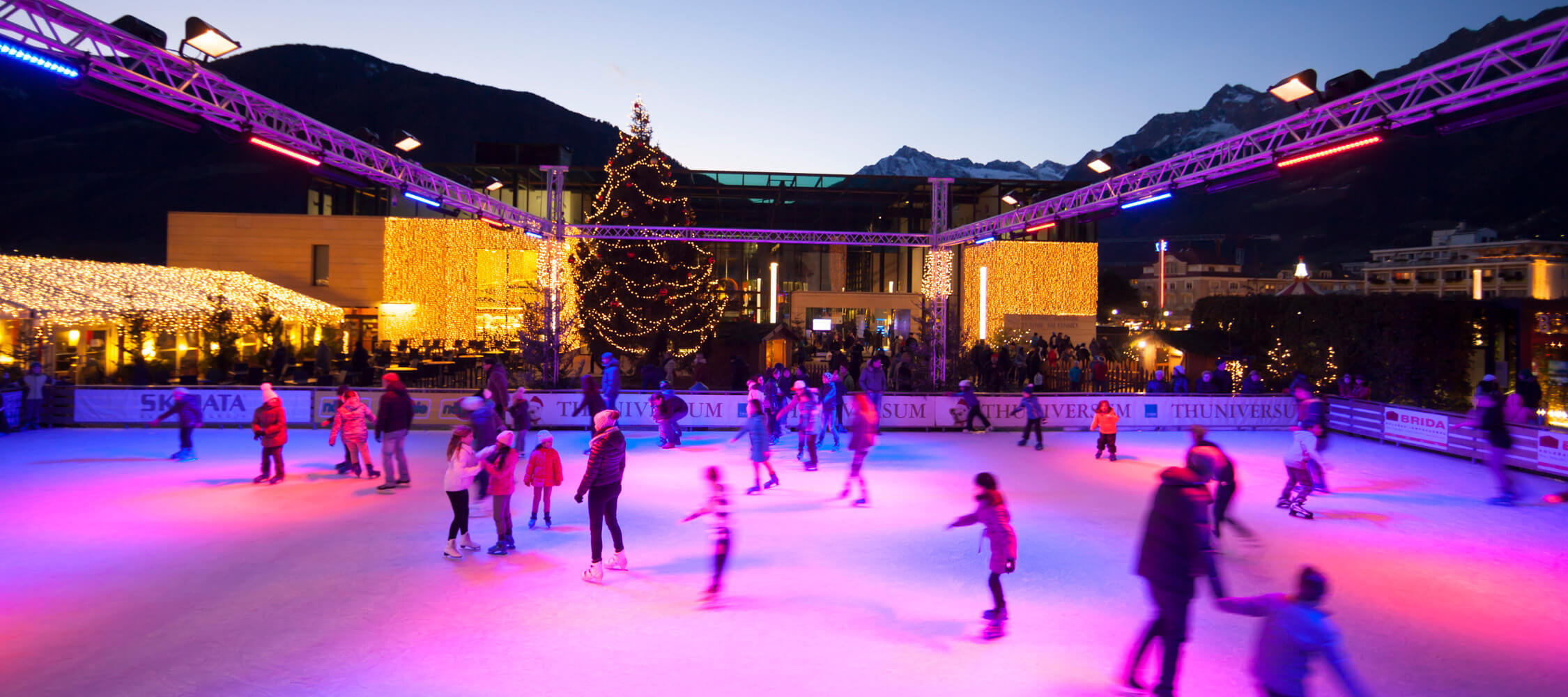 Italien-Trentino_Suedtirol_Alto_Adige_Merano_Meran_Therme_Pool_Aussen_Fassade_Thermenplatz_Nacht_Schnee_Winter_Weihnachten_Eislaufen_Sport_Frieder Blickle_2250x1000