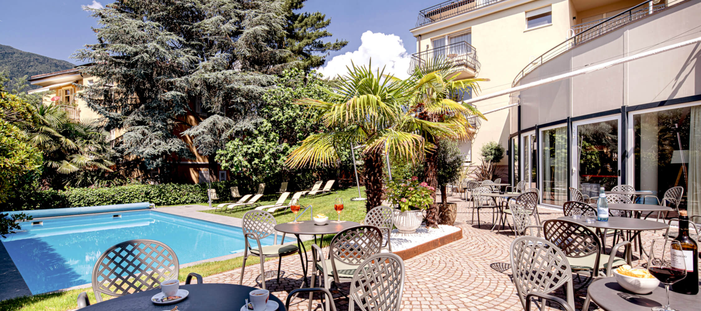 Hotel-Villa-Laurus-Merano-Aussen-Pool-Terrasse-FlorianBusch-9_2250x1000