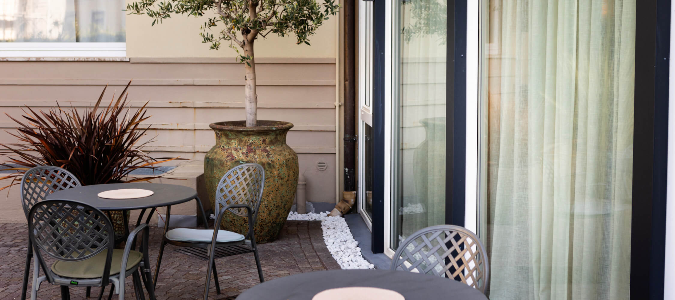 Hotel-Villa-Laurus-Merano-Garten-Terrasse-Detail-BeatricePilotto-JH5A8294_2250x1000