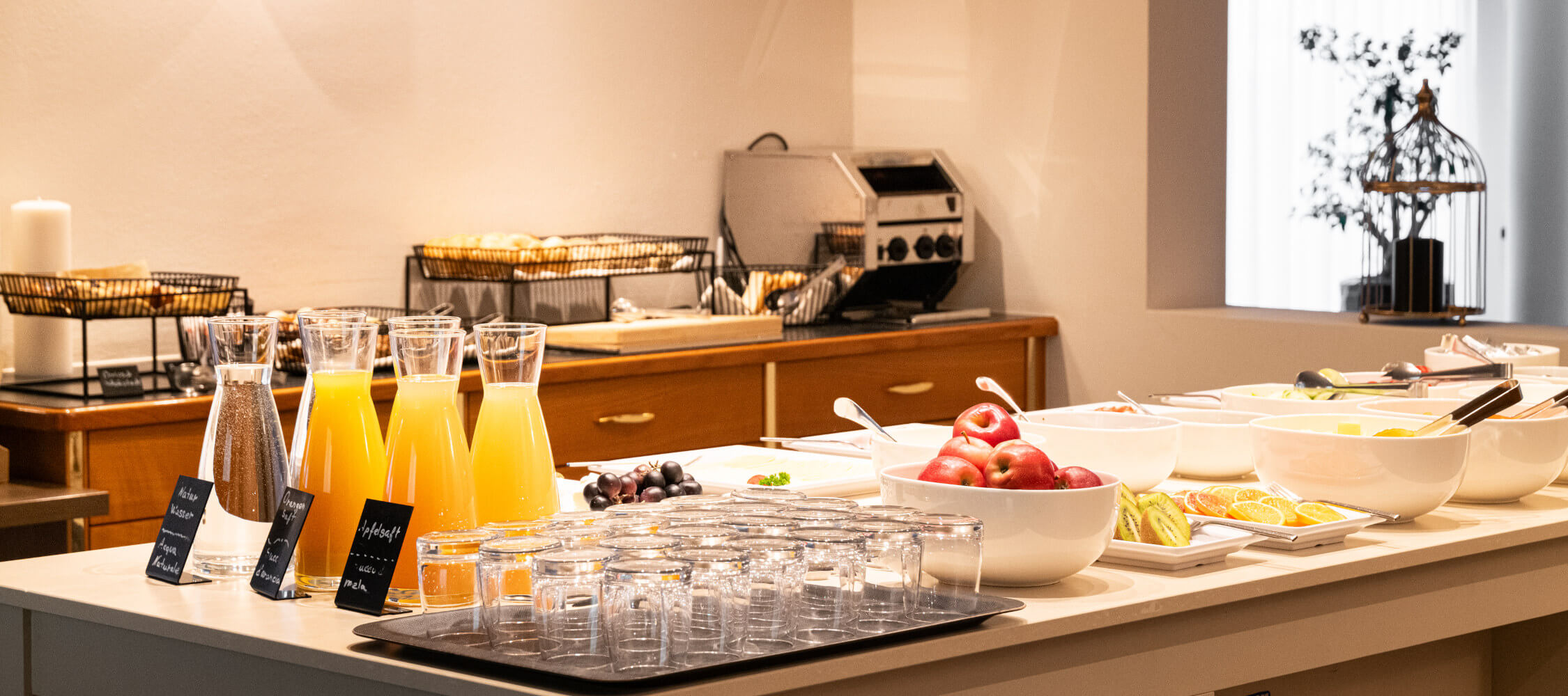 Hotel-Villa-Laurus-Merano-Restaurant-Breakfast-Buffet-Fruehstueck-Food-BeatricePilotto-L1410473_2250x1000