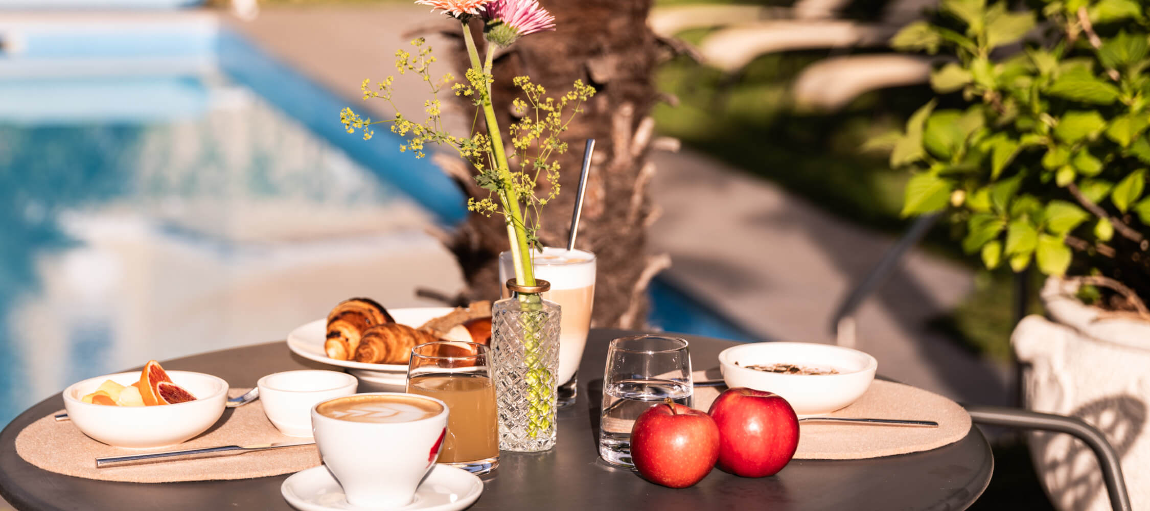 Hotel-Villa-Laurus-Merano-Restaurant-Breakfast-Fruehstueck-Tisch-Terrasse-BeatricePilotto-L1410490_2250x1000