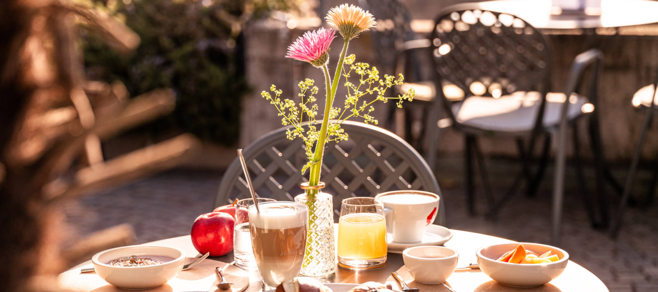 Hotel-Villa-Laurus-Merano-Restaurant-Breakfast-Fruehstueck-Tisch-Terrasse-BeatricePilotto-L1410501_2250x1000