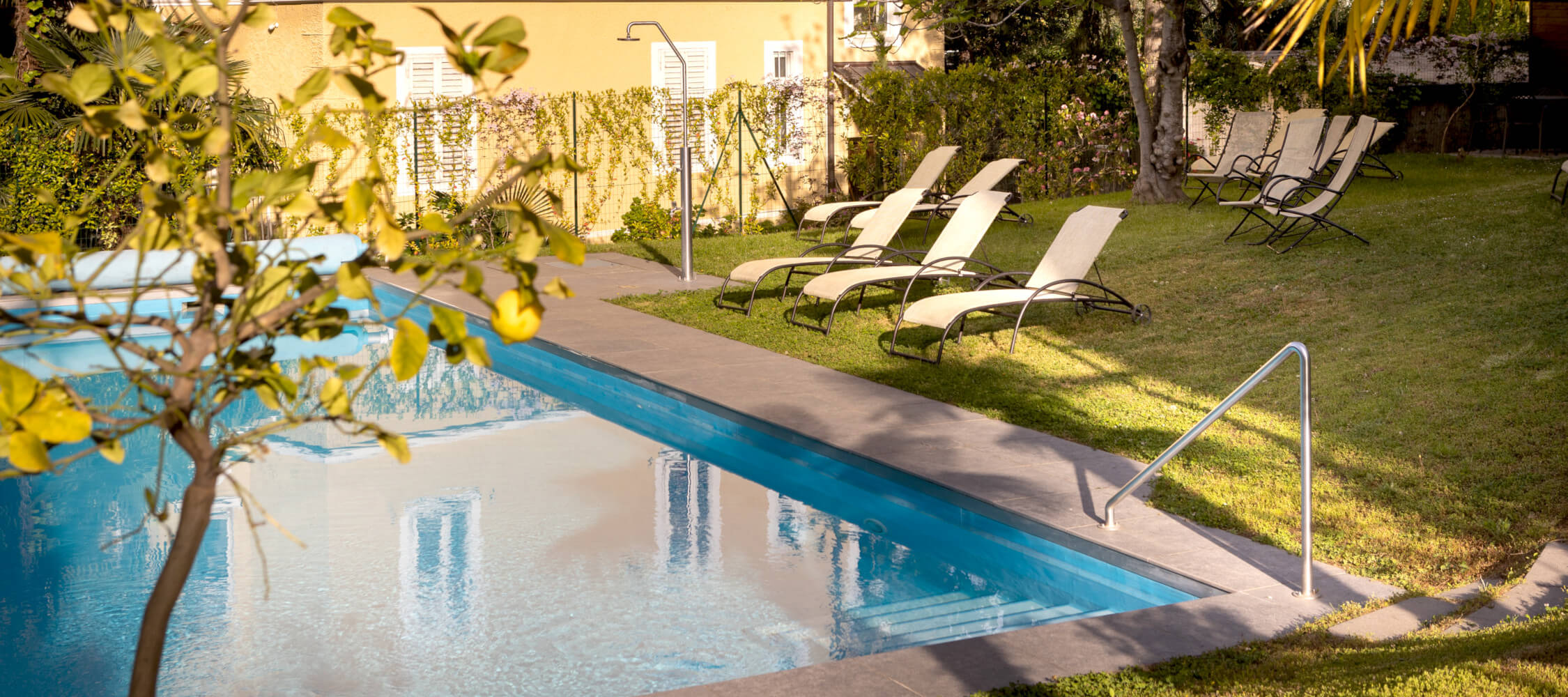 Hotel-Villa-Laurus-Merano-Wellness-Garten-Pool-BeatricePilotto-JH5A8283_2250x1000