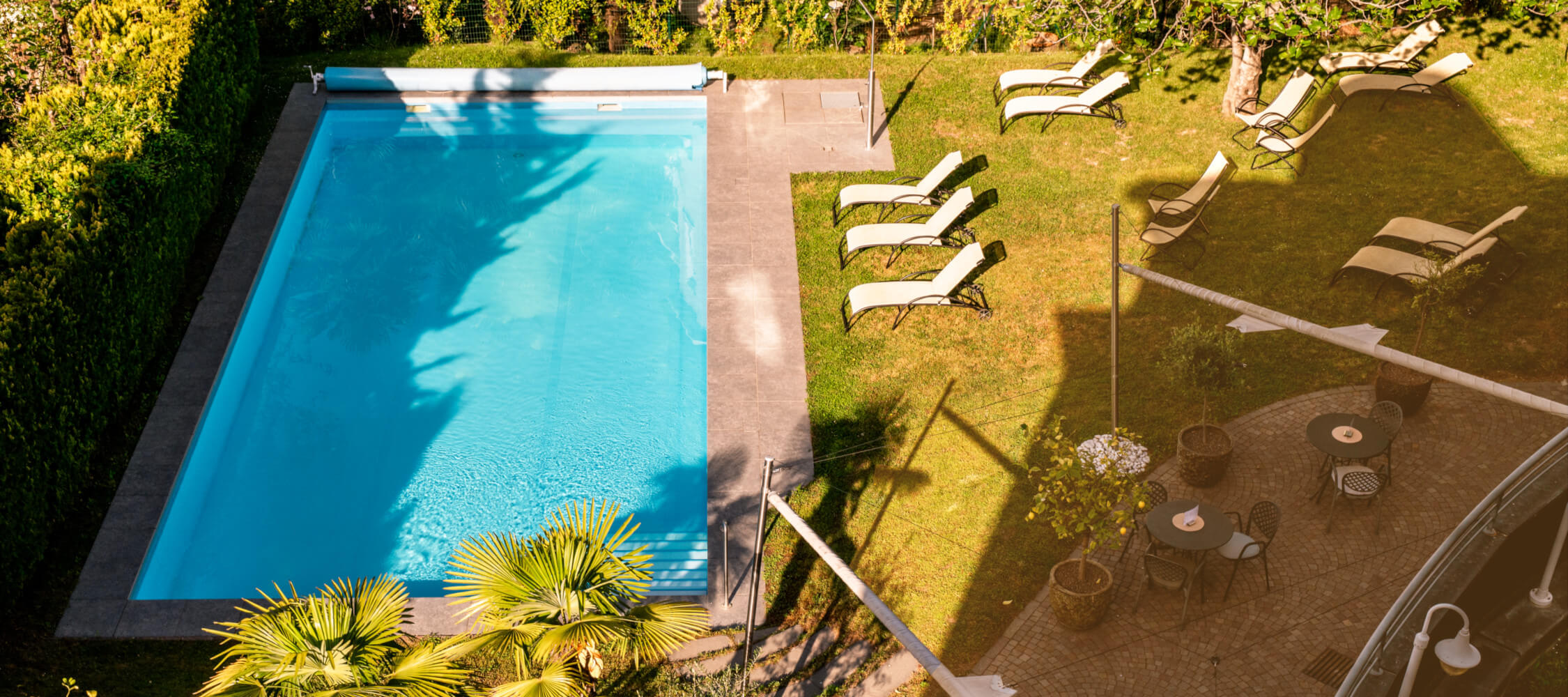 Hotel-Villa-Laurus-Merano-Wellness-Garten-Pool-Panorama-BeatricePilotto-L1410577_2250x1000