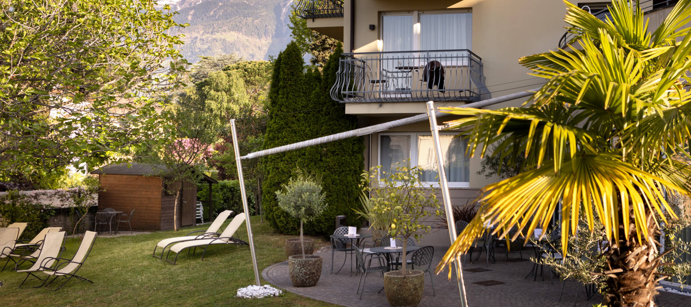 Hotel-Villa-Laurus-Merano-Wellness-Garten-Terrassel-BeatricePilotto-JH5A8288_2250x1000