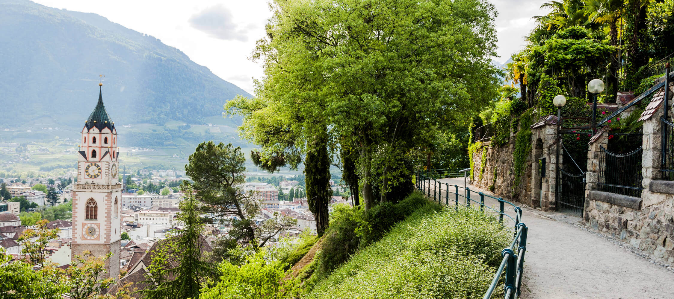 Italien-Trentino_Suedtirol_Alto_Adige_Merano_Meran_Natur_Panorama_Talkessel_Tappeinerweg_Stadt_110871940_2250x1000