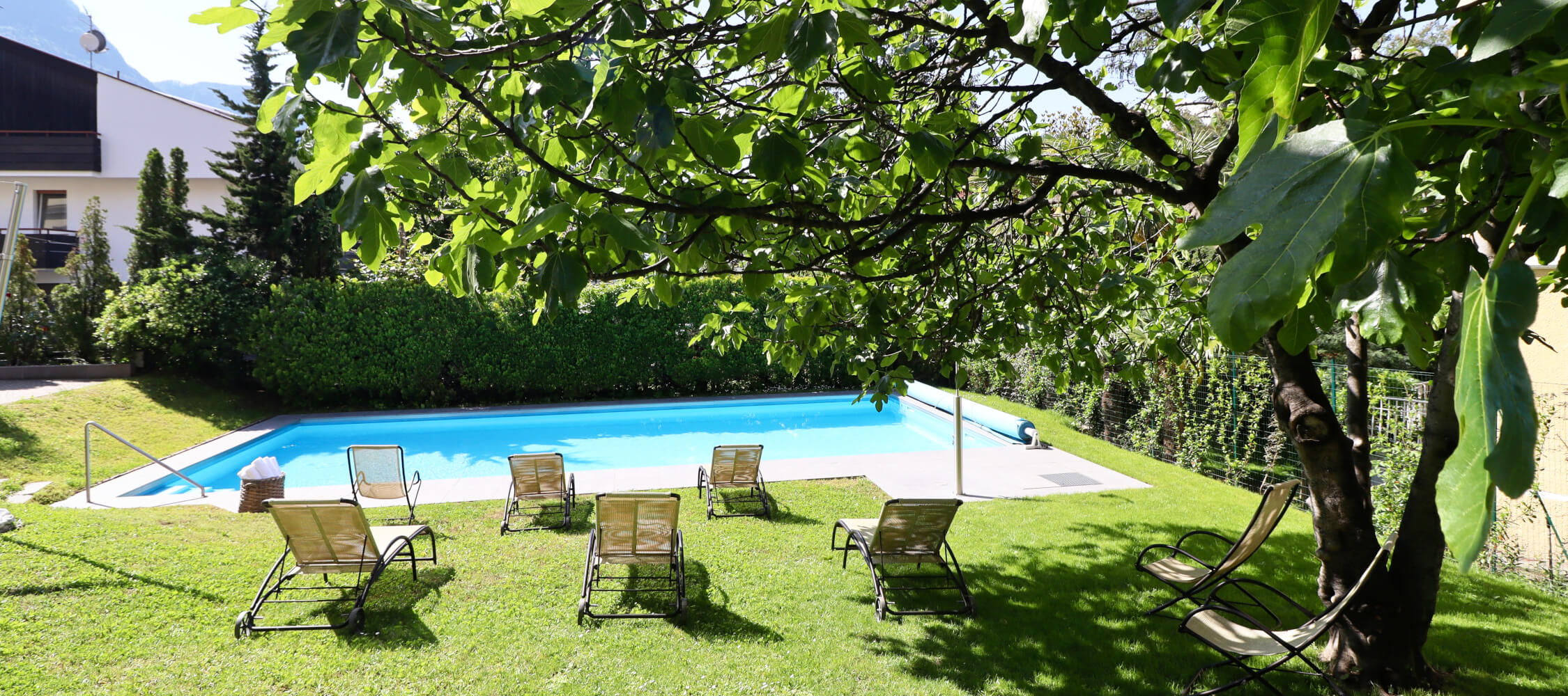 Hotel-Villa-Laurus-Merano-Wellness-Garten-Pool-GiuseppeFalagario_4355