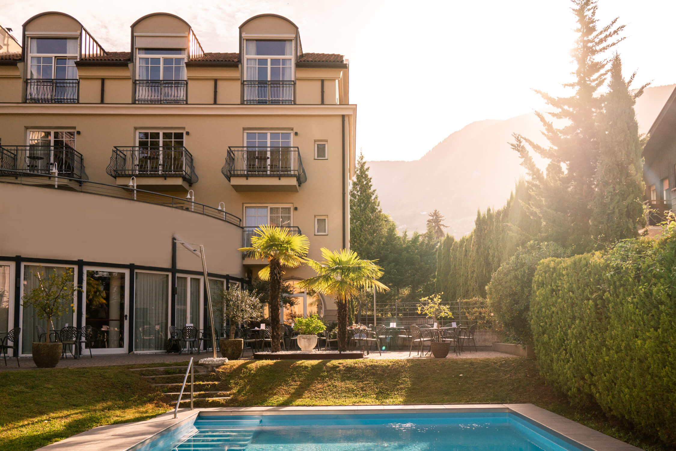 Hotel-Villa-Laurus-Merano-Aussen-Pool-Terrasse-BeatricePilotto-L1410521-2250x1500-2