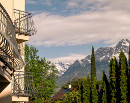 Hotel-Villa-Laurus-Merano-Aussen-Fassade-Balkone-Panorama-BeatricePilotto-L1410569_255x202