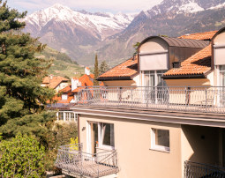 Hotel-Villa-Laurus-Merano-Aussen-Fassade-Balkone-Panorama-BeatricePilotto-L1410592_255x202