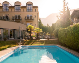 Hotel-Villa-Laurus-Merano-Aussen-Pool-Terrasse-BeatricePilotto-L1410521-1_255x202