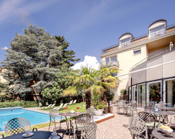 Hotel-Villa-Laurus-Merano-Aussen-Pool-Terrasse-FlorianBusch-9_255x202