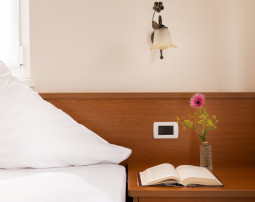 Hotel-Villa-Laurus-Merano-Rooms-Doppelzimmer-Komfort-Aria-Detail-212-BeatricePilotto-JH5A8416_255x202