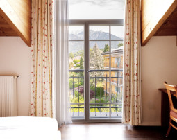Hotel-Villa-Laurus-Merano-Rooms-Doppelzimmer-Vista-Panorama-305-BeatricePilotto-L1410628_255x202