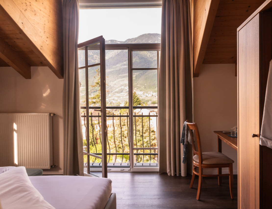 Hotel-Villa-Laurus-Merano-Rooms-Doppelzimmer-Vista-Panorama-310-BeatricePilotto-L1410593_1110x852