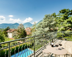 Hotel-Villa-Laurus-Merano-Wellness-Garten-Pool-Panorama-FlorianBusch-2_255x202