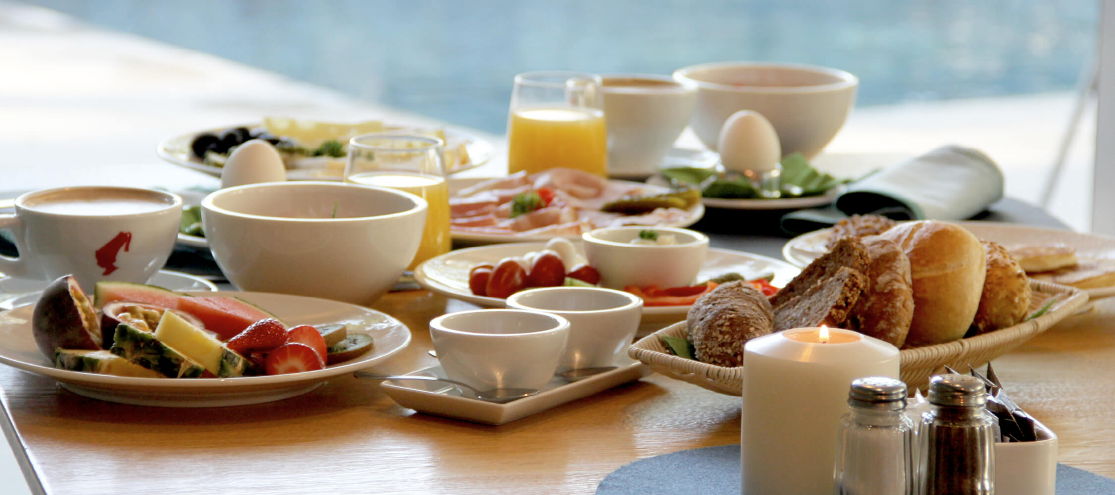 Hotel_Flora_Merano_Restaurant_Breakfast_Buffet_Fruehstueck_Essen_KarinThieltges_7805_2250x1000