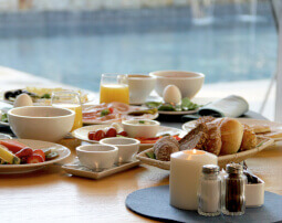Hotel_Flora_Merano_Restaurant_Breakfast_Buffet_Fruehstueck_Essen_KarinThieltges_7805_255x202