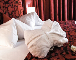 Hotel_Flora_Merano_Rooms_Amenities_Bademantel_Anguane_3474_255x202