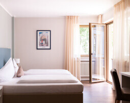 Hotel_Flora_Merano_Rooms_Doppelzimmer_Rose_BeatricePilotto_L1410368_255x202