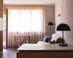 Hotel_Flora_Merano_Rooms_Suite_Tulpe_Wohnzimmer_BeatricePilotto_L1410384_255x202